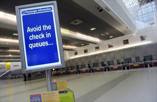 Mostradores de autofacturación en la terminal de salidas del aeropuerto de Manchester, vacío   