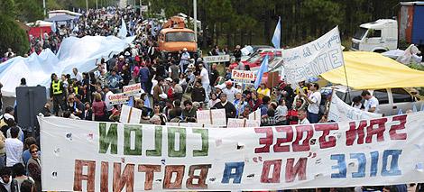 Impresionante marcha en contra de la pastera contaminante