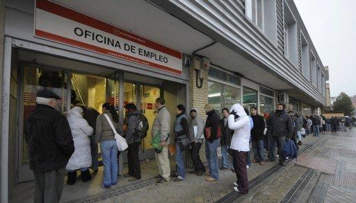 Largas colas en las oficinas de empleo  