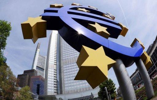 Símbolo del Euro frente al Banco Central de Europa   