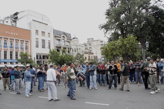 Marcharon a Plaza Independencia para que los dejen trabajar