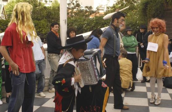 Futuros artistas participando en audición