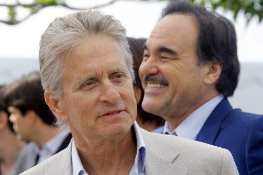 Michael Douglas (izq), junto al director Oliver Stone, este viernes en Cannes.