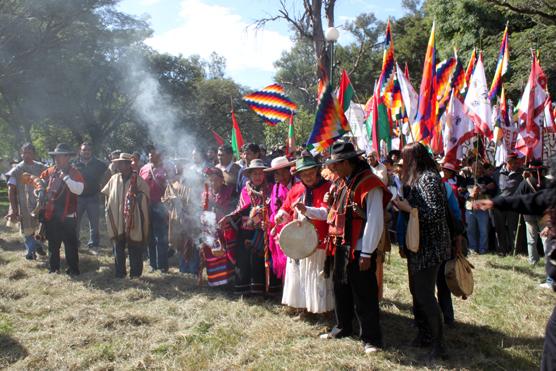 Encabezando la marcha una anciana llevaba el tradicional sahumerio