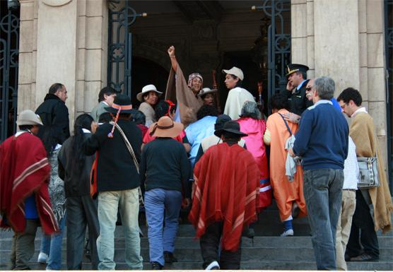 representantes de las distintas comunidades entraron a Casa de Gobierno