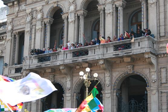 Saludaron desde el balcón del Palacio gubernamental