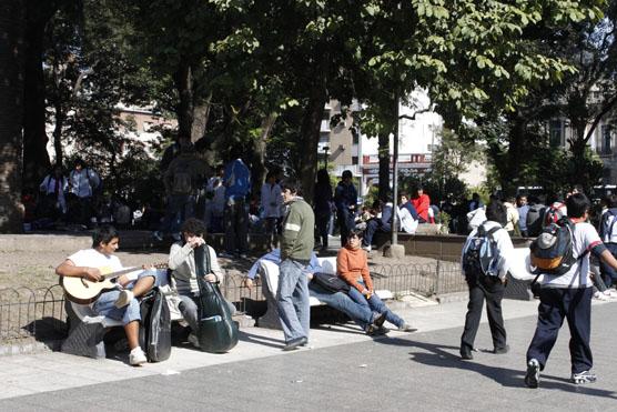 La Plaza Independencia fue el lugar de encuentro, donde algunos llevaron hasta guitarra