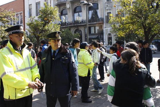 La policía custodiaba bien de cerca el accionar de los estudiantes, quienes repudiaban la presencia de la ley