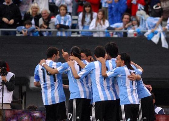 Jugadores argentinos festejan el primer gol de Maxi Rodríguez