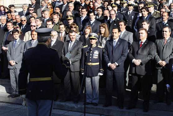 Informando que todo estaba listo y pidiendo permiso al gobernador interino, Regino Amado pra comenzar los actos