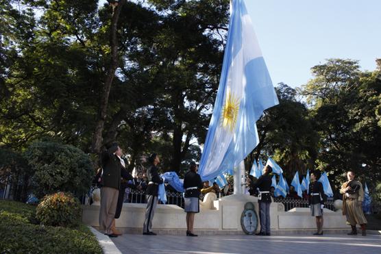 Se llevó acabo el izamiento de la bandera en Plaza Independencia