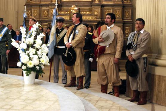 Inmediatamente despues se realizó en la Iglesia Catedral el Te Deum, presenciado por agrupaciones gauchas