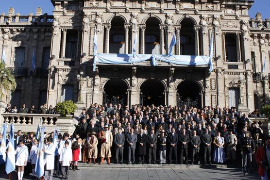 El acto fue presidido por Regino Amado, gobernador interino que estuvo acompañado por todo el gabinete ejecutivo