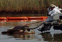 Trabajadores contratados por BP para limpiar el petróleo derramado cerca de un pantano 