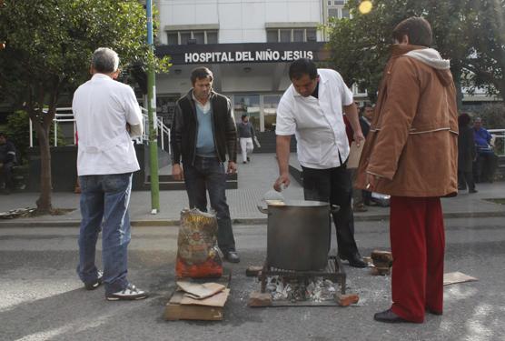 Ayer los autoconvocados hicieron un mate cocido comunitario en el Hosp. de Niños