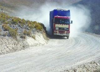 Un camión recorre las rutas fronterizas  