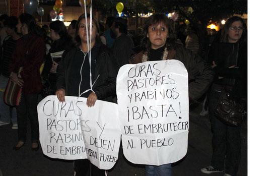 Mensaje para religiosos de dos mujeres durante la primera marcha a favor del matrimonio gay