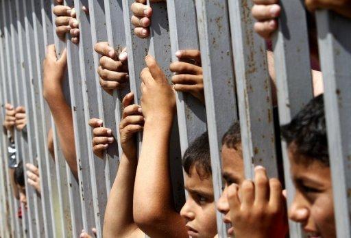 Niños palestinos protestan tras las rejas