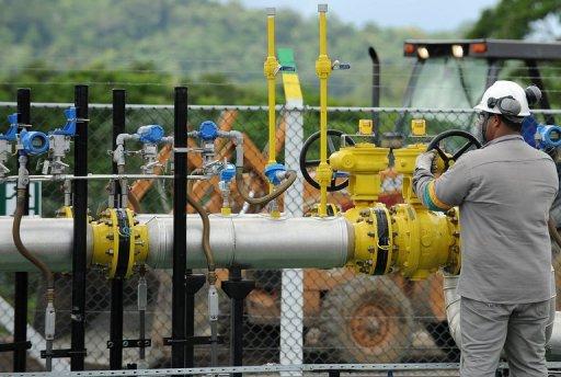 Un operario maniobra en una refinería de Petrobras en Bahia