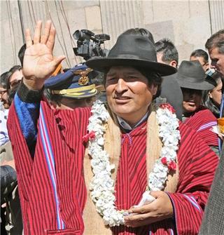 Evo Morales con atuendo de fiesta