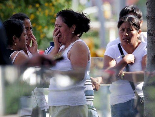 Un grupo de mujeres llora a las puertas del Instituto de Medicina Legal de Barcelona