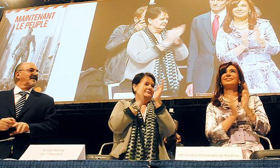 Cristina aplaude al llegar al Congreso de Trabajadores 