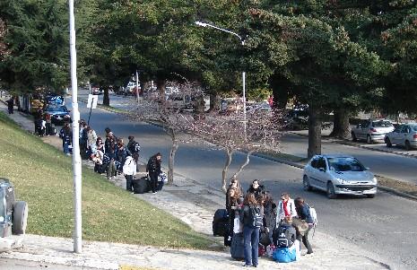 Estudiantes esperando salir de viaje