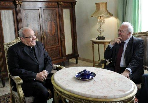 El ministro de Asuntos Exteriores español, Miguel Ángel Moratinos (dcha), y el cardenal cubano Jaime Ortega