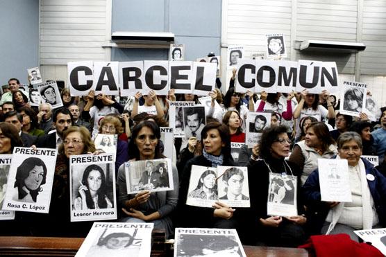 Dentro de la sala, los familiares de desaparecidos exigían cárcel común a los genocida