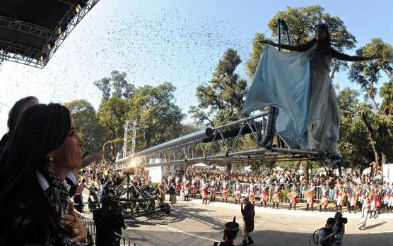 a presidenta Cristina Fernández de Kirchner, observa el desfile cívico militar