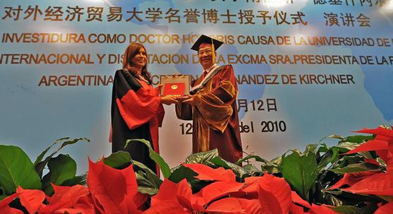 Cristina recibió un doctorado 'Honoris Causa' de la universidad de Economía y Negocios de Beijing