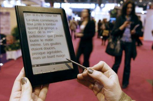 Una mujer con un libro electrónico en la Feria del Libro de París