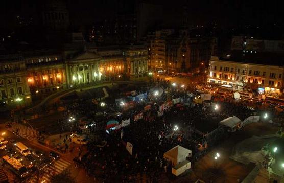 Personas en general participaron en la Plaza de los Dos Congresos de la vigilia,