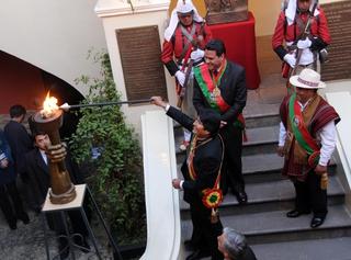 Evo en la Casa de Murillo, frente al fuego libertario.