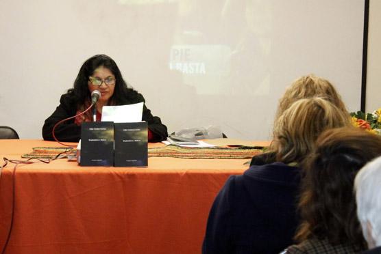 Lidia Cristina Carrizo en la presentación de su libro en el Centro Cultural Virla