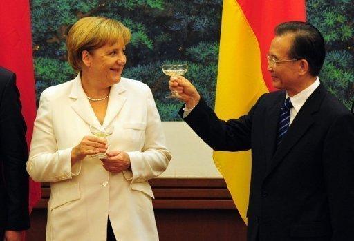 La jefa del gobierno alemán, Angela Merkel,y el primer ministro chino Wen Jiabao brindan en Pekín.