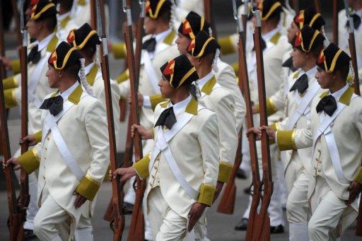 Soldados colombianos marchan en formación durante el desfile militar con motivo del bicentenario de la independencia