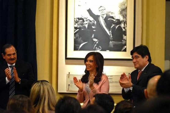  La presidenta junto al secretario Legal y Técnico, Carlos Zannini y José Alperovich en el acto donde se promulgó la Ley igualit