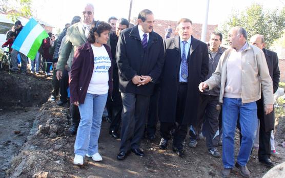 Alperovic y Amaya supervisando obras