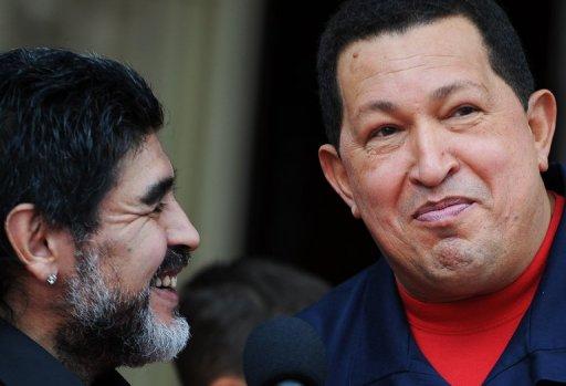 Hugo Chávez (D), junto al seleccionador de fútbol de Argentina, Diego Maradona,