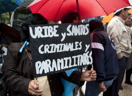 Protesta contra Alvaro Uribe y la visita de Santos frente a embajada colombiana en el DF 