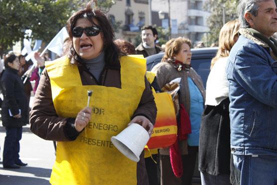 Con gritos y cacerolazos repudiaban al gobierno