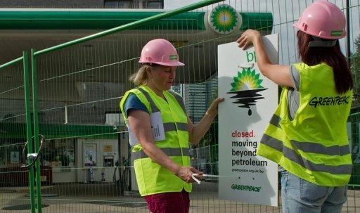 Ambientalistas protestan ante una planta de BP en Londres