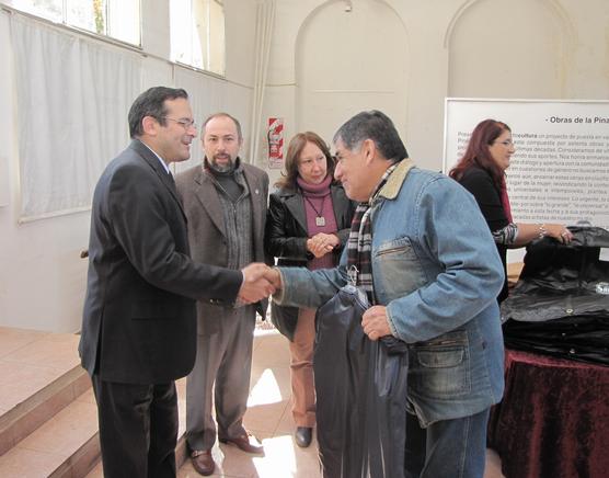 Marcos Díaz, secretario de Gobierno del Municipio entregando uniformes