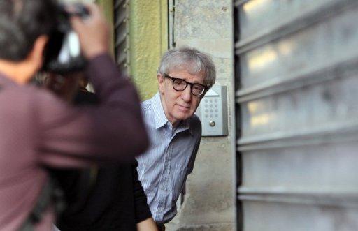 Woody Allen, en una calle de París rodando su nuevo filme.