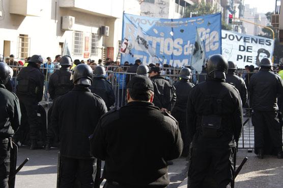 En calle Monteagudo y Mendoza, Barrios de Pie protestaba custodiados por un arsenal de policías