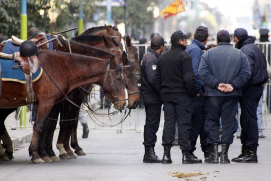 En San Martín y Rivadavia protestaban estudiantes de las universidades vigilados por la montada