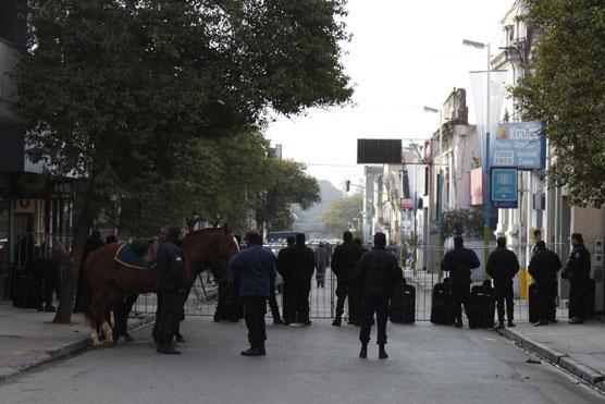 En San Martín y Balcarce otro grupo de policías impedía el acceso al Consejo Deliberante