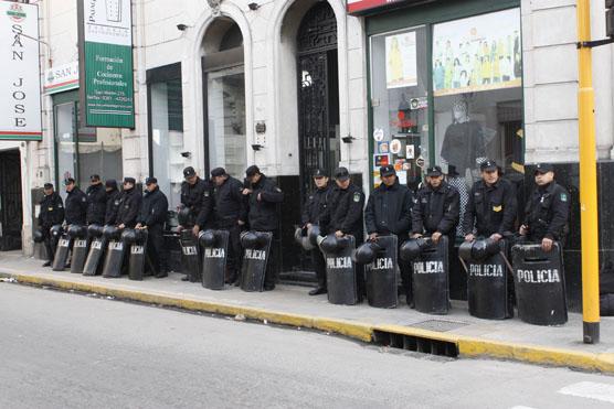 En la misma esquina del Consejo más policías custodiaban la medida antipopular de los ediles capitalinos