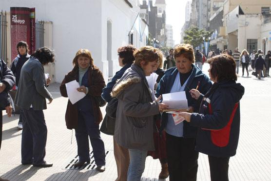 Los autoconvocados recolectaron firmas en el paseo de la independencia